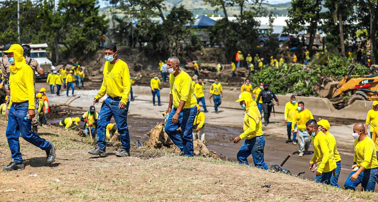 Privados de libertad apoyan limpieza y remoción de escombros tras deslave en Nejapa privados-de-libertad-apoyan-limpieza-y-remocion-de-escombros-tras-deslave-en-nejapa